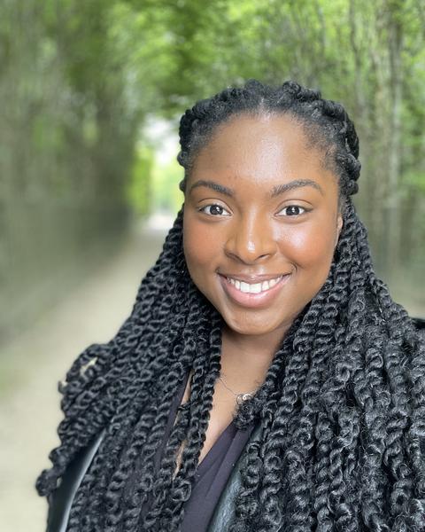 Zoe headshot